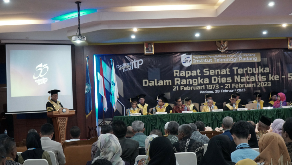 Rektor Institut Teknologi Padang, Dr. Ir. Hendri Novrianto, M.T saat memberikan sambutan dalam acara Rapat Senat Terbuka Dies Natalis ke 50 ITP, di Aula Kampus 1 ITP, Selasa (28-2-2023). (Habil).